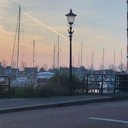Gezellige Pipo Met Grote Schommel Aan Het Water Villa Medemblik Luaran gambar