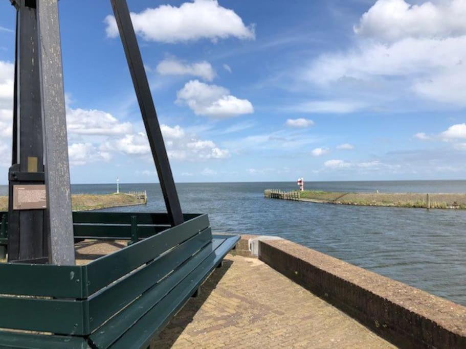 Gezellige Pipo Met Grote Schommel Aan Het Water Villa Medemblik Luaran gambar
