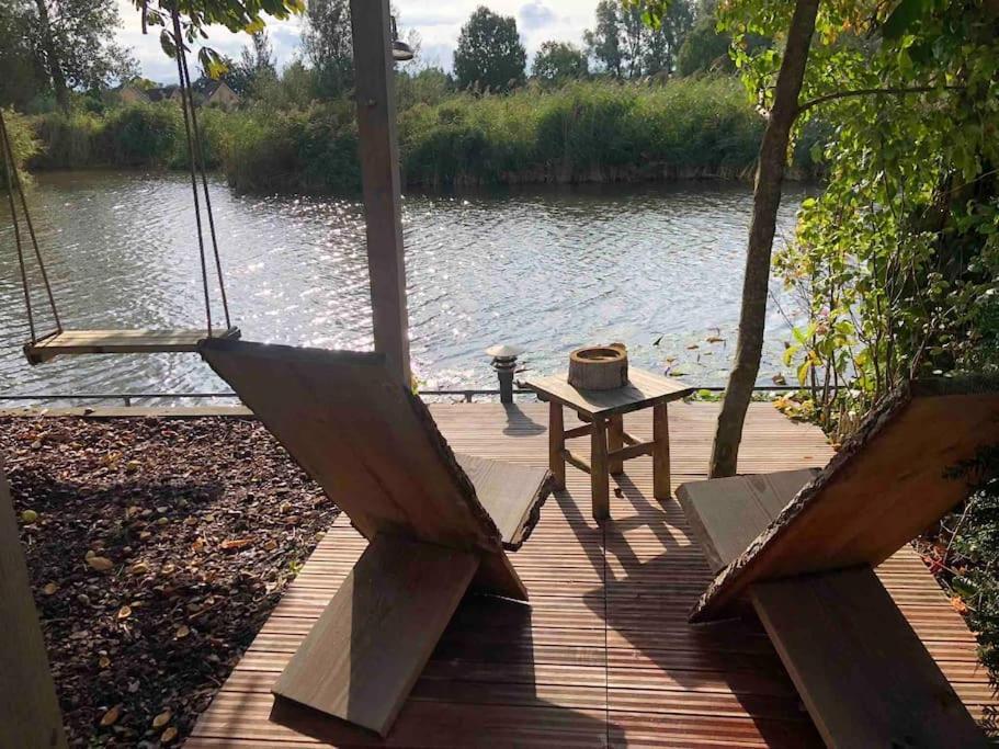 Gezellige Pipo Met Grote Schommel Aan Het Water Villa Medemblik Luaran gambar