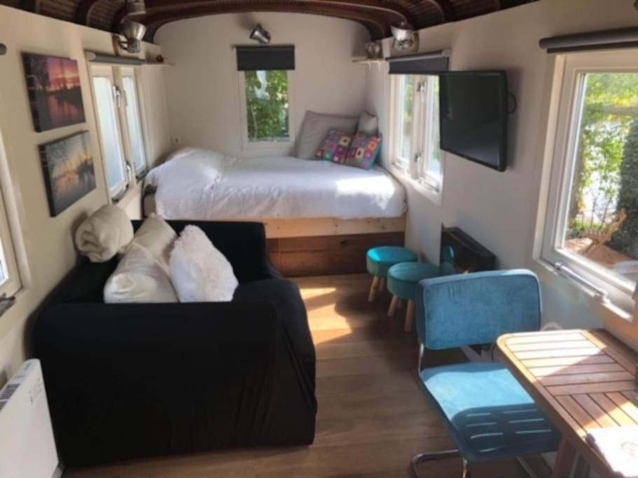 Gezellige Pipo Met Grote Schommel Aan Het Water Villa Medemblik Luaran gambar
