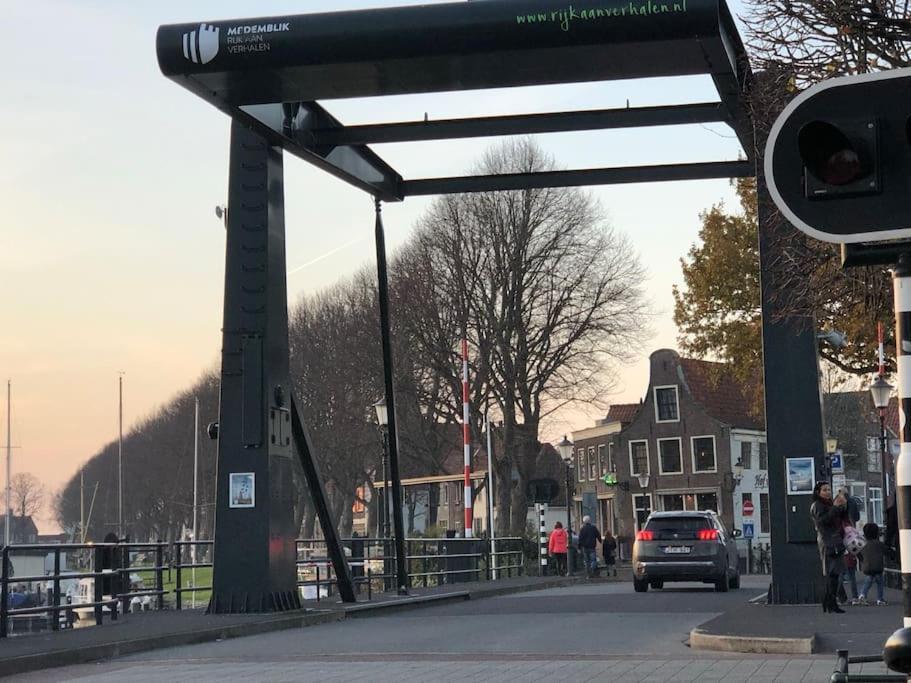 Gezellige Pipo Met Grote Schommel Aan Het Water Villa Medemblik Luaran gambar