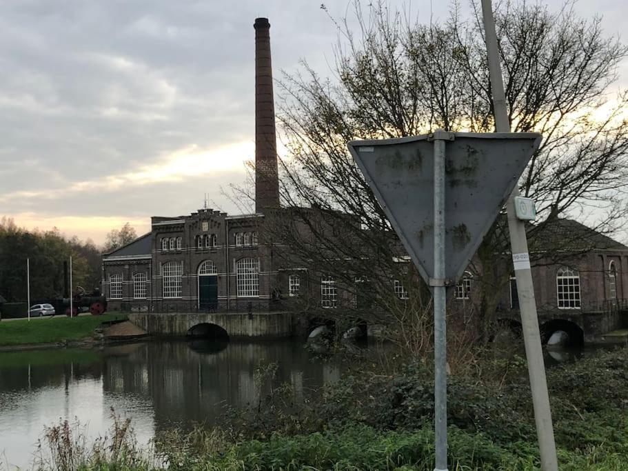 Gezellige Pipo Met Grote Schommel Aan Het Water Villa Medemblik Luaran gambar