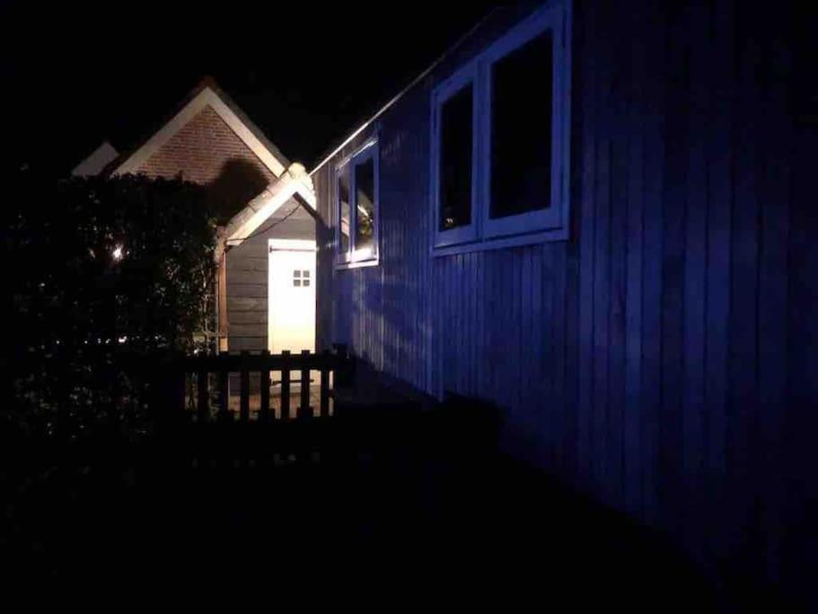 Gezellige Pipo Met Grote Schommel Aan Het Water Villa Medemblik Luaran gambar