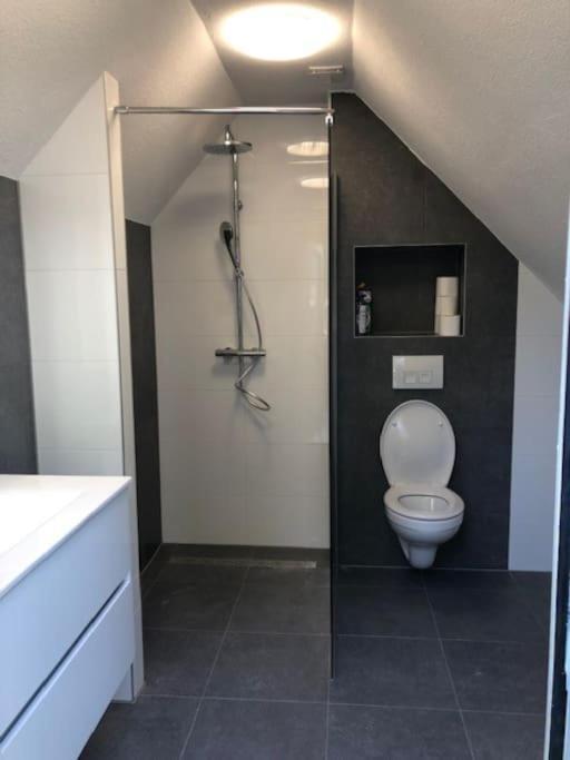 Gezellige Pipo Met Grote Schommel Aan Het Water Villa Medemblik Luaran gambar