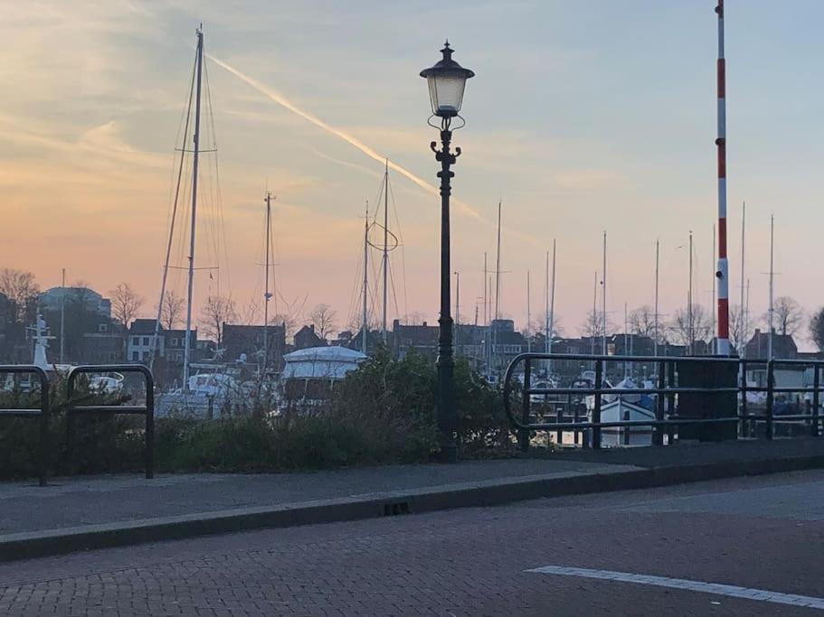 Gezellige Pipo Met Grote Schommel Aan Het Water Villa Medemblik Luaran gambar