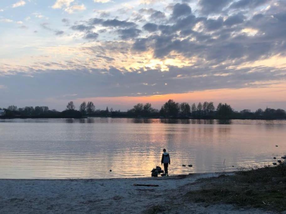 Gezellige Pipo Met Grote Schommel Aan Het Water Villa Medemblik Luaran gambar