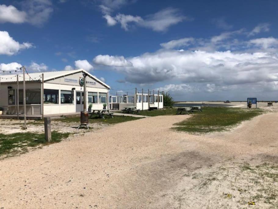 Gezellige Pipo Met Grote Schommel Aan Het Water Villa Medemblik Luaran gambar