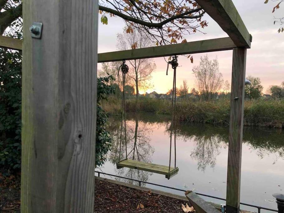Gezellige Pipo Met Grote Schommel Aan Het Water Villa Medemblik Luaran gambar