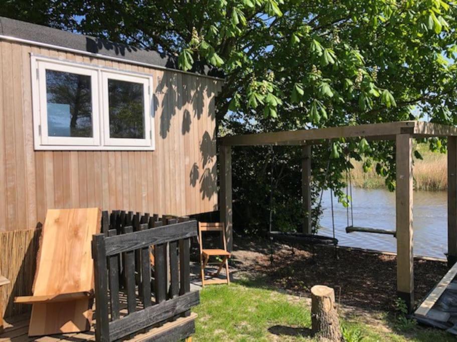 Gezellige Pipo Met Grote Schommel Aan Het Water Villa Medemblik Luaran gambar