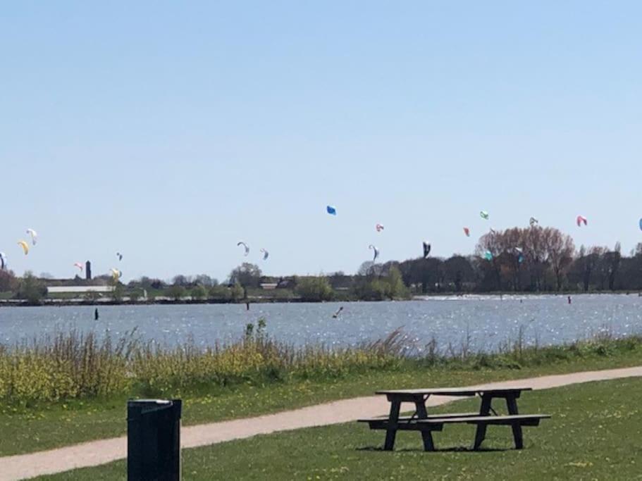 Gezellige Pipo Met Grote Schommel Aan Het Water Villa Medemblik Luaran gambar
