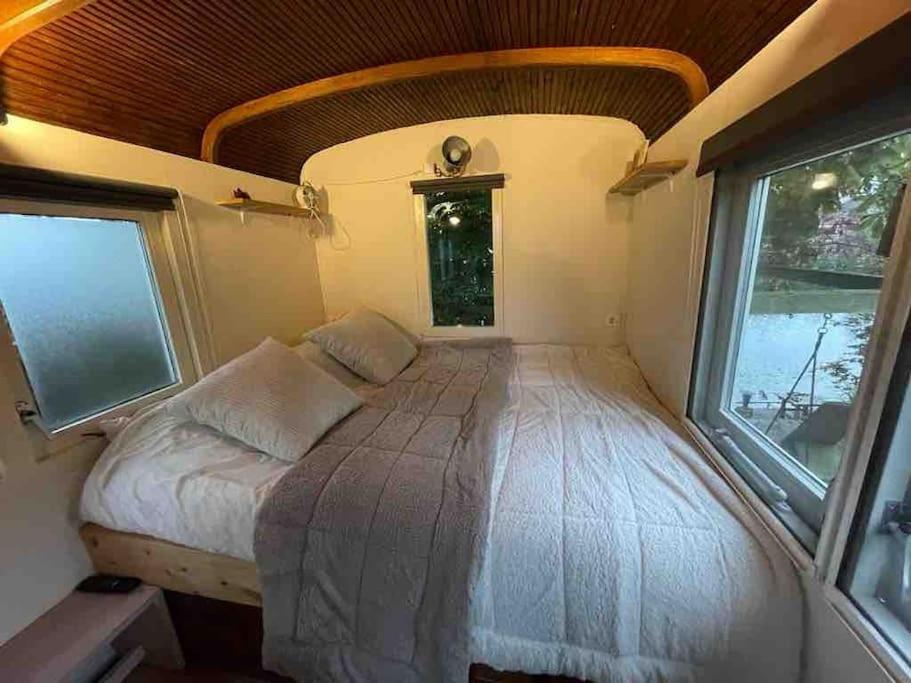 Gezellige Pipo Met Grote Schommel Aan Het Water Villa Medemblik Luaran gambar