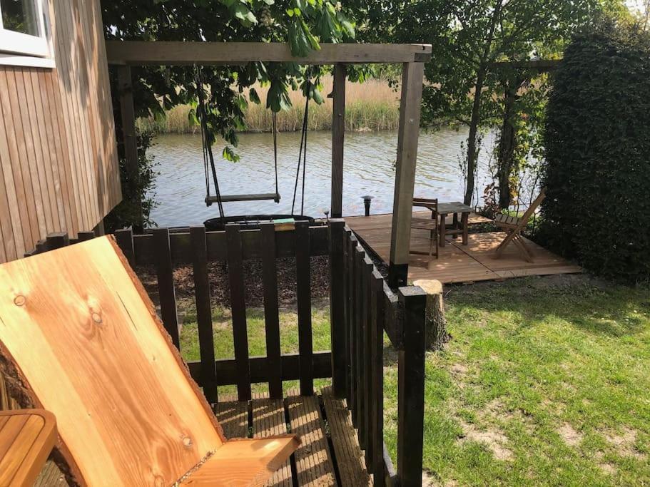 Gezellige Pipo Met Grote Schommel Aan Het Water Villa Medemblik Luaran gambar