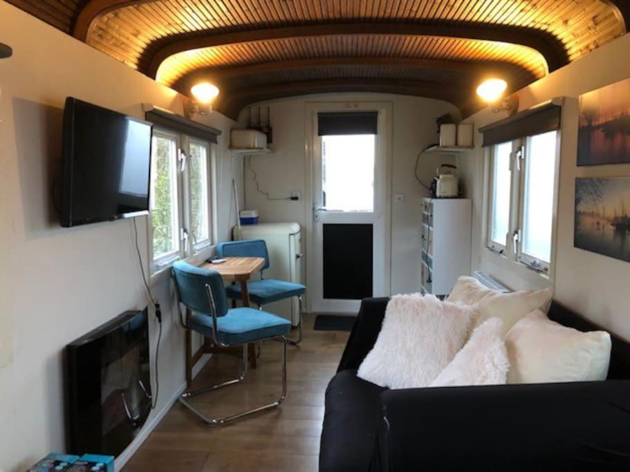 Gezellige Pipo Met Grote Schommel Aan Het Water Villa Medemblik Luaran gambar