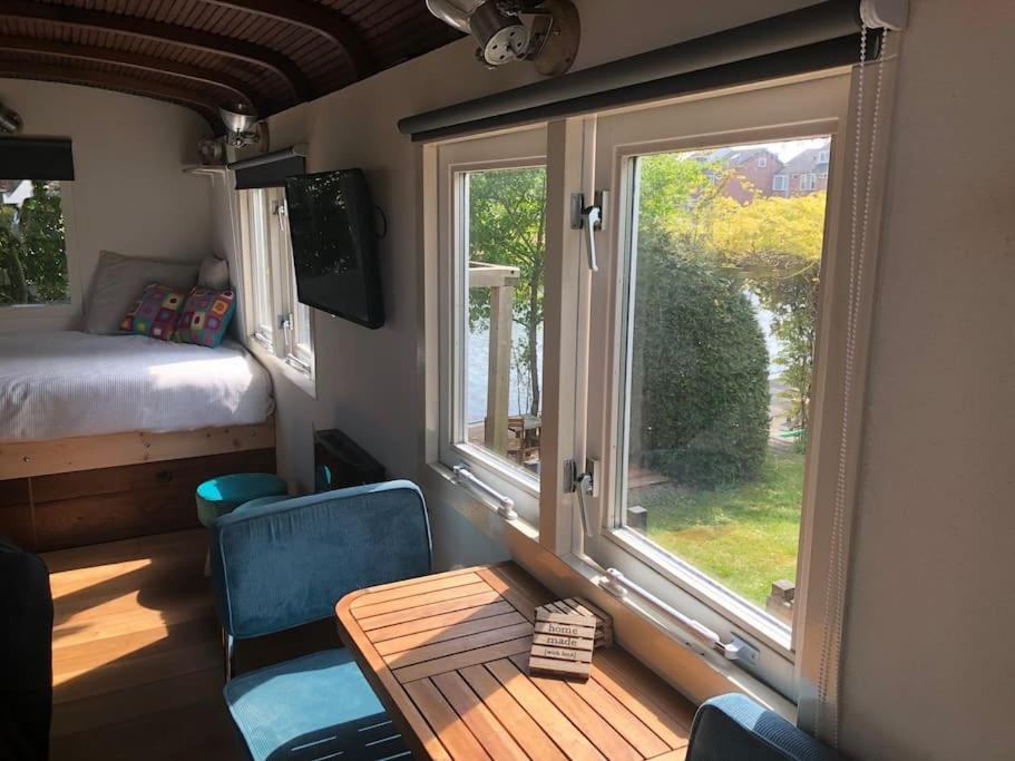 Gezellige Pipo Met Grote Schommel Aan Het Water Villa Medemblik Luaran gambar