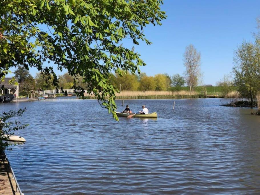 Gezellige Pipo Met Grote Schommel Aan Het Water Villa Medemblik Luaran gambar