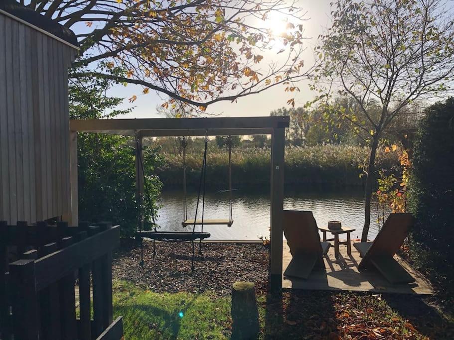 Gezellige Pipo Met Grote Schommel Aan Het Water Villa Medemblik Luaran gambar